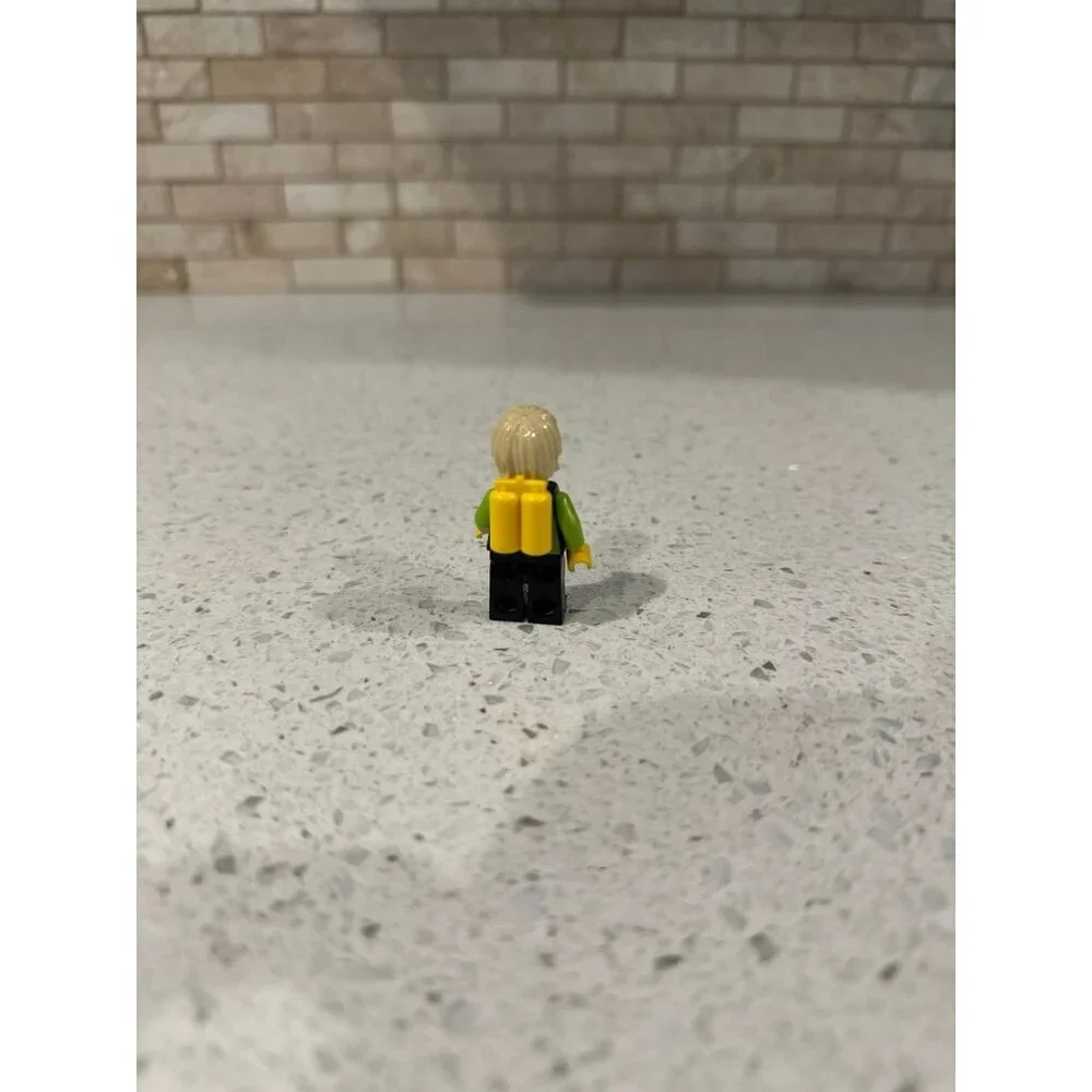 Male Blonde Diver‎ w/ Lime/Black wetsuit & Suba tank City Lego Minifigure